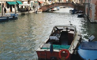 GETTING AROUND in the Ghetto Nuovo. In addition to the historic synagogues, there is also a Jewish r