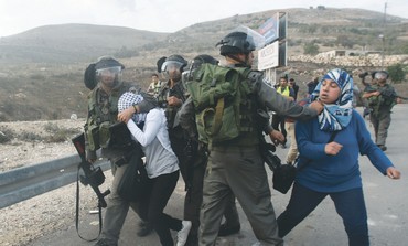 BORDER POLICE detain a Palestinian stonethrower