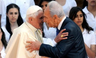 Pope Benedict embraces President Peres in Jerusalem, May 11, 2009