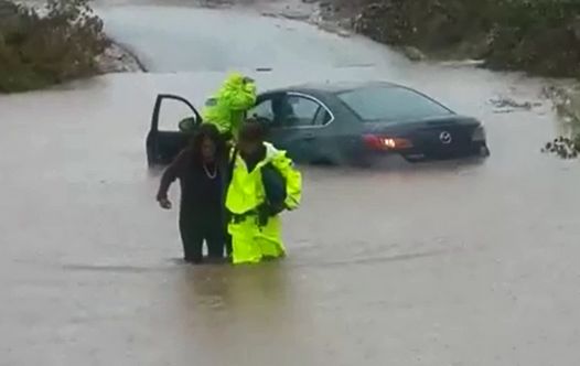 Police rescue driver in flood‏