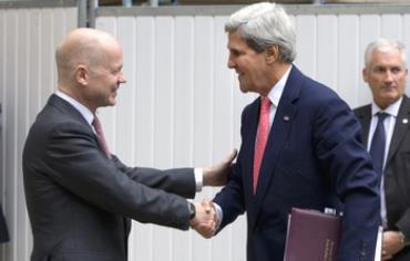 British Foreign Secretary William Hague greets US counterpart John Kerry in London, Sept. 9, 2013. 