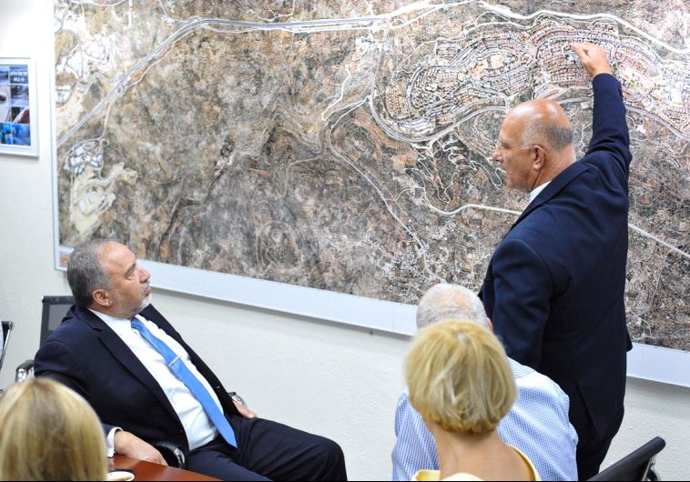 Avigdor Liberman discusses a map of Ariel with the city's mayor.