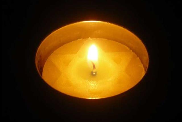 A memorial candle (photo credit: Wikimedia Commons)