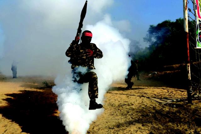 Les factions palestiniennes à l'entraînement (photo credit: REUTERS)