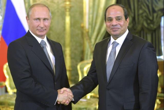 Russian President Vladimir Putin (L) shakes hands with his Egyptian counterpart Abdel Fattah al-Sisi during their meeting in Moscow, August 26, 2015 (photo credit: REUTERS)