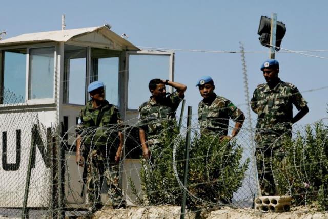 U.N. peacekeepers stand guard on the Israel-Lebanon border (2007) (photo credit: ELIANA APONTE/REUTERS)