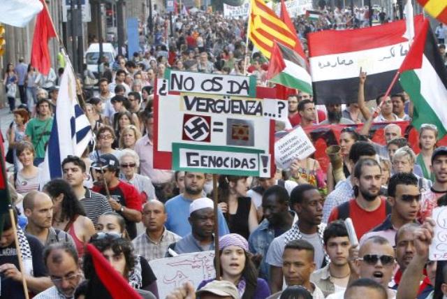 Pro-Palestinian protesters in Spain [File] (photo credit: RÉSEAU VOLTAIRE)