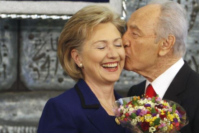 hillary clinton and bill clinton kiss