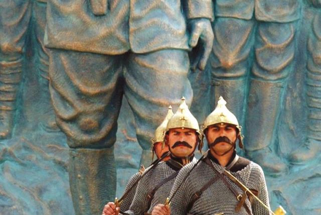 TURKISH TROOPS pose at a World War I memorial near Istanbul. (photo credit: REUTERS)