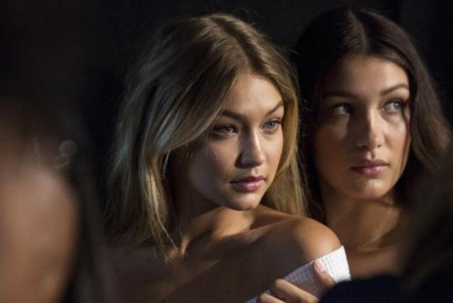 Models Gigi Hadid (L) and Bella Hadid pose for photos (photo credit: REUTERS)