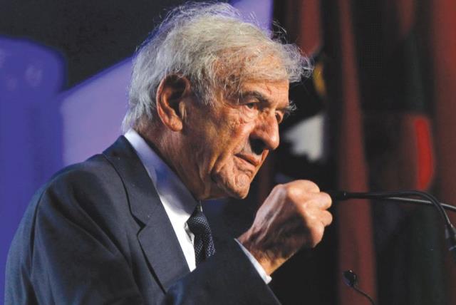 Elie Wiesel speaks at a World War II tribute (photo credit: REUTERS)