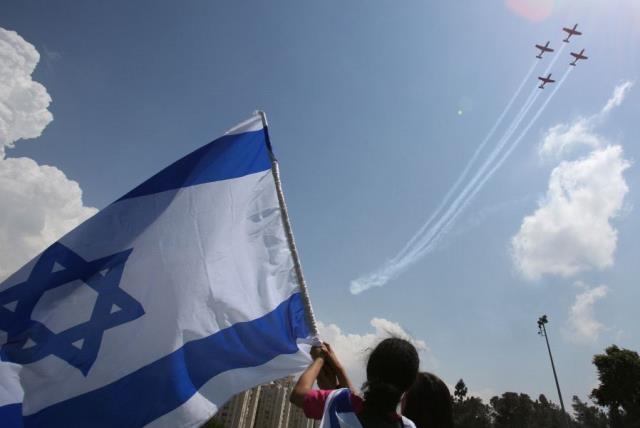 Israelis gather to watch the annual Independence Day flyover. (photo credit: MARC ISRAEL SELLEM)