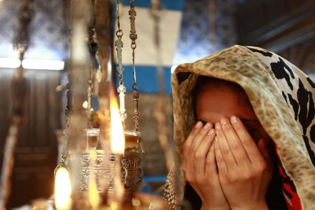 A Jewish worshipper prays during a pilgrimage to the El Ghriba synagogue in Djerba April 28, 2013 (photo credit: REUTERS)