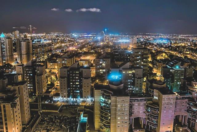  Night falls over Beersheba’s city center, which is quickly becoming a hi-tech hub for Israel (photo credit: BEERSHEBA MUNICIPALITY)