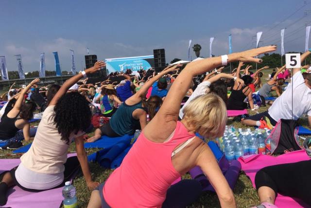 Israeli fitness buffs gather in Tel Aviv to hold the biggest Pilates class ever in Israel (photo credit: Lahav Harkov)