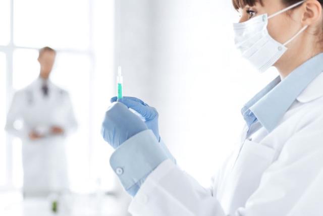 Close up of female doctor holding syringe with injection (iilustrative) (photo credit: ING IMAGE/ASAP)