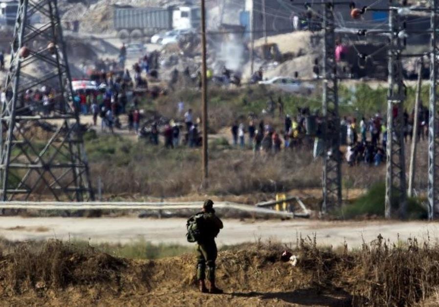 Masses of Gazans head to border fence to 'demand right of return ...