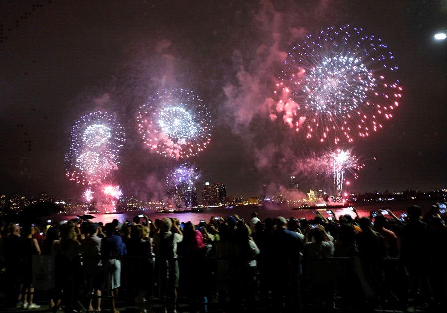 People watch Macy's 4th of July Fireworks Independence Day celebrations in New York July 4, 2016.  (credit: REUTERS/EDUARDO MUNOZ)